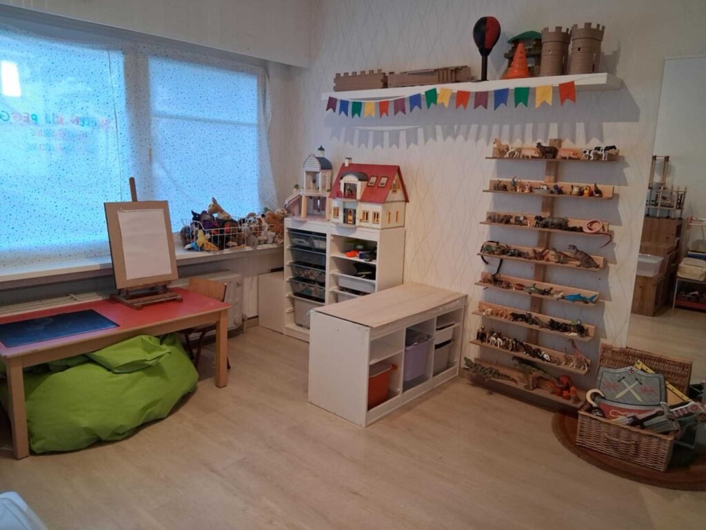 spelkamer ezel en raam