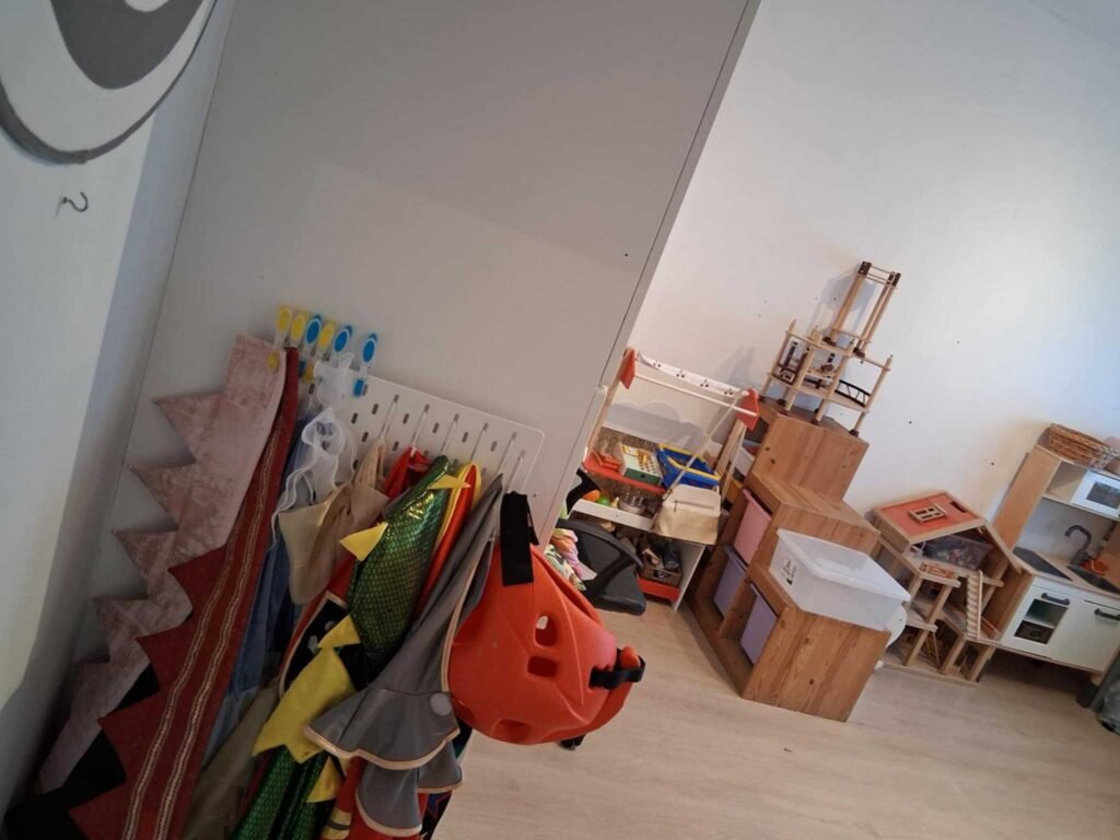 spelkamer verkleedkledij en poppenhuis